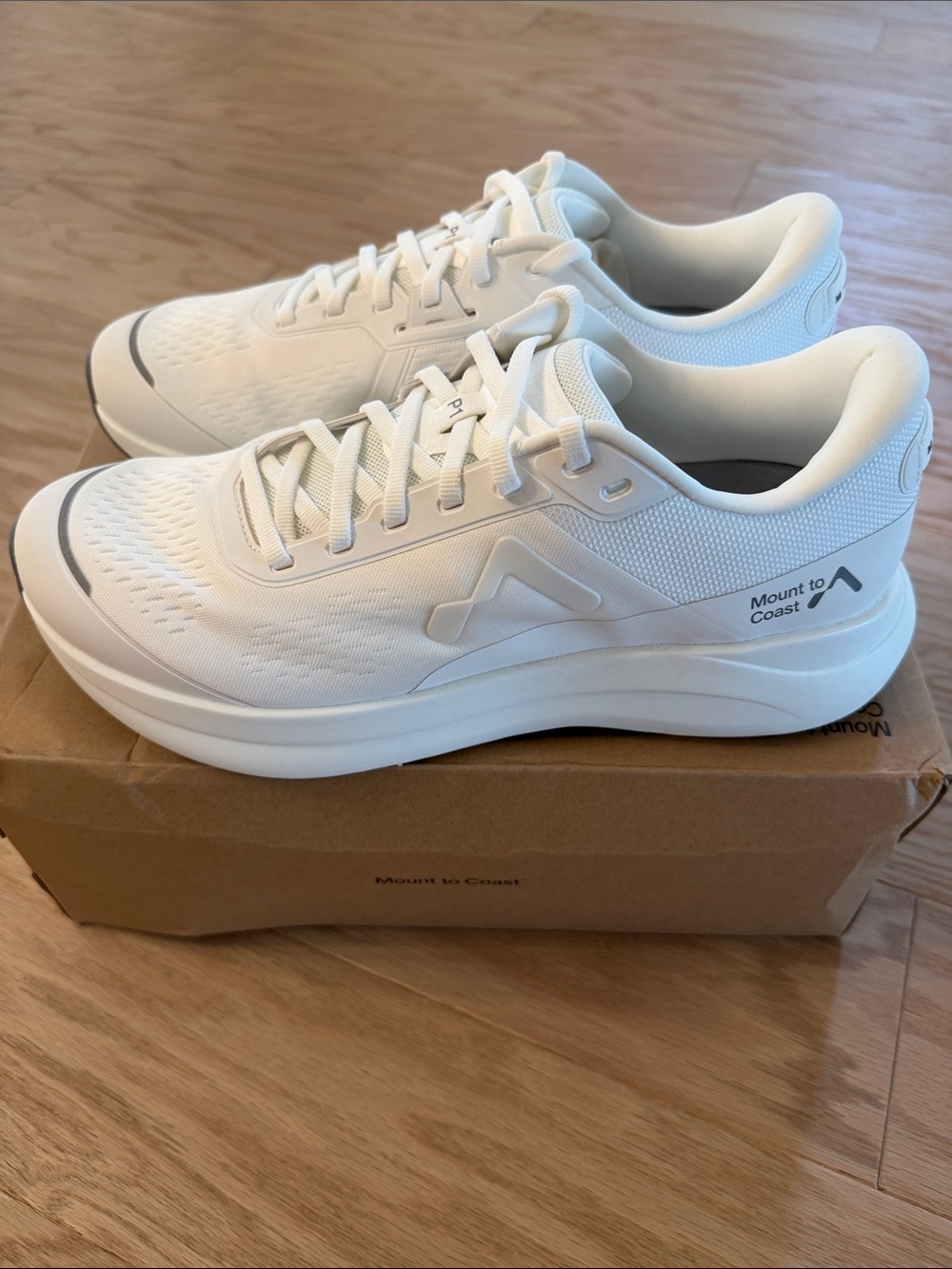 Mount to Coast P1 men’s 9.5 White BRAND NEW NEVER WORN